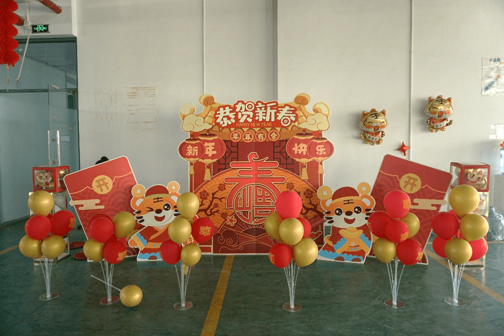 整个活动会场张灯结彩，窗花、对联、福字，布置得喜气洋洋。